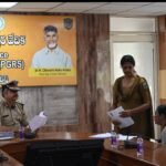 బంగ్లాదేశ్ లో చిక్కుకున్న మత్స్యకారుల కుటుంబ సభ్యులకు ఆర్థిక సహాయం అందజేసిన ఎమ్మెల్యే వంశీకృష్ణ శ్రీనివాస్ గారు మరియు బోట్ అసోసియేషన్ పెద్దలు*