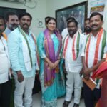 మహాత్మా గాంధీకి నివాళులర్పించిన జనసైనికులు