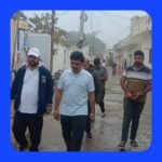 సావిత్రిబాపూలే విగ్రహానికి పూలమాల వేస్తున్న ప్రధానోపాధ్యాయులు