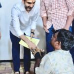 పోలవరం ప్రాజెక్టు సైట్ వద్ద అధికారులతో ముఖ్యమంత్రి చంద్రబాబు నాయుడు సమీక్ష.