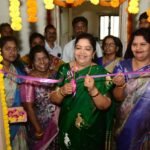 పోలవరం ప్రాజెక్టు సైట్ వద్ద అధికారులతో ముఖ్యమంత్రి చంద్రబాబు నాయుడు సమీక్ష.