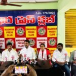 *ఈ కాంగ్రెస్ పాలనలో* *రైతులకు తిప్పలు తప్పవా … !* ( మంచాలలో ఈరోజు యూరియా కోసం ఎగబడిన మహిళా రైతులు )