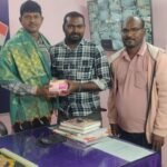 ఆత్మకూరు సీఐ గంగాధర్ తో కలిసి ఆయన చేతులు మీదగా కార్డ్స్ పంపిణీ