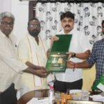 గిరిజన కుటుంబానికి గ్యాస్ సిలిండర్ పాత్రసామానులు వితరణ చేసిన జనసేన సైనికులు