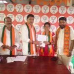 ఏదులాపురం మున్సిపల్ ఎన్నికలు : జనసేన అభ్యర్థులకు బి ఫామ్ ల పంపిణీ చేసిన మిర్యాల రామకృ ష్ణ