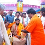 మహిళలకు మహిళా నర్స్ మరియు డాక్టర్ సాయం