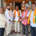 రైతులు ఈ పంట నమోదు వివరాల సామాజిక తనిఖీని పరిశీలించిన ఏవో మమత