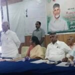 కొమ్మలపూడి వద్ద మిల్క్ ట్యాంకర్ బోల్తా – రైళ్లకు అంతరాయం