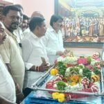 వారపు సంతలో బొజ్జల బృందమ్మ సందడి – స్వచ్ఛత పాటించాలని విజ్ఞప్తి