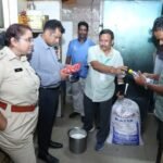 తనకు ఇవ్వాల్సిన డబ్బులు ఇవ్వకపోగా నిర్లక్ష్యంగా సమాధానం ఇవ్వడంతో కలత చెంది సెల్ ఫోన్ టవర్ ఎక్కి రైతు నిరసన తెలిపిన ఘటన స్థానికంగా సంచలనంగా మారింది.