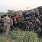 బద్దెవోలు వద్ద లారీ బోల్తా – డ్రైవర్‌కు తీవ్ర గాయాలు