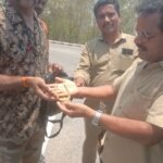 బస్సులో మర్చిపోయిన బంగారు ఆభరణాల బ్యాగ్… నిజాయితీతో తిరిగి అందించిన RTC కండక్టర్