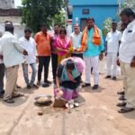 అప్ప సముద్రంలో చేజర్ల సుబ్బారెడ్డి తల్లి ఉత్తర క్రియల్లో పాల్గొన్న మేకపాటి రాజగోపాల్ రెడ్డి