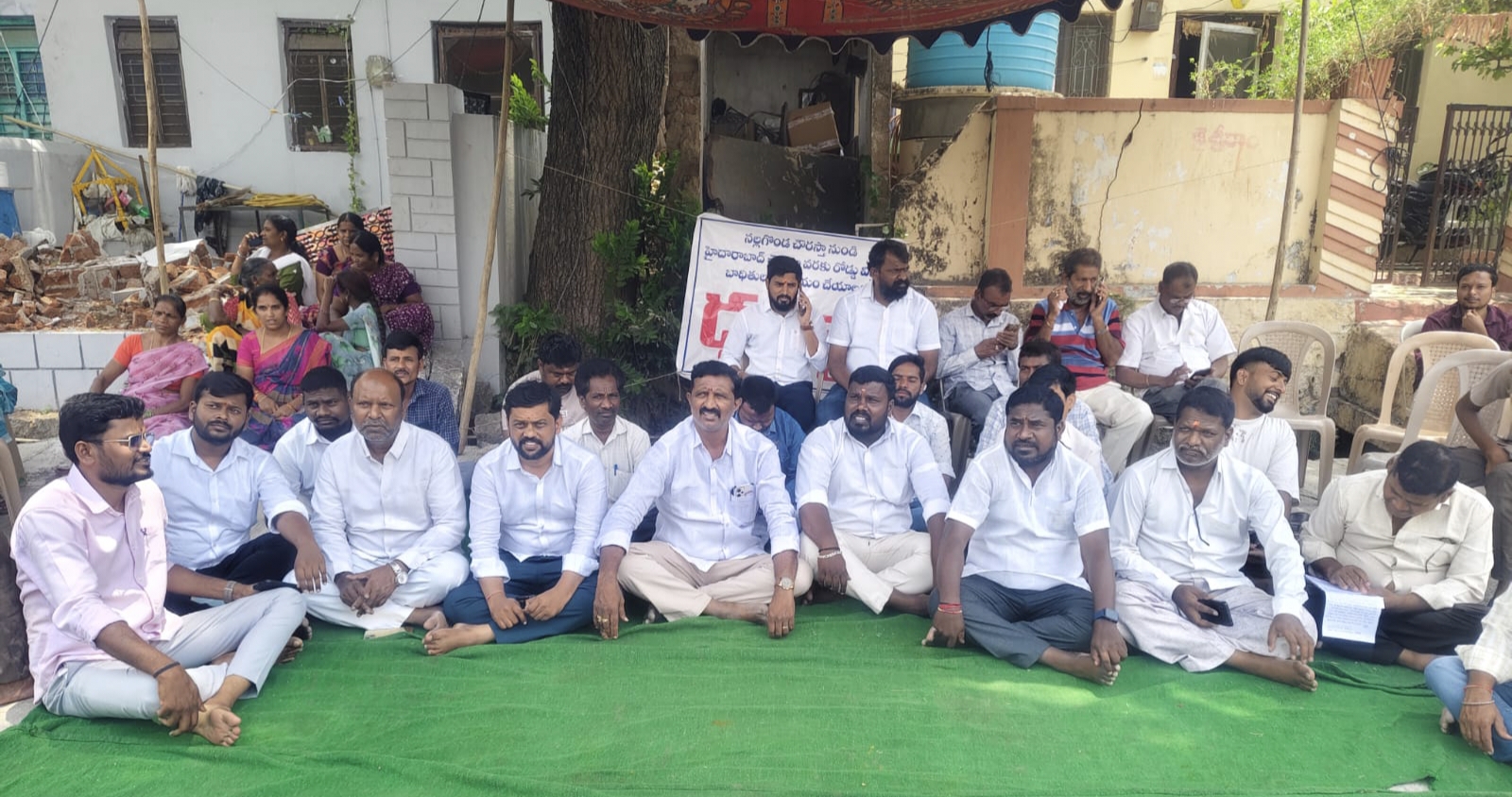 నల్గొండ చౌరస్తా నుండి హైదరాబాద్ చౌరస్తా వరకు రోడ్డు విస్తరణ బాధితులకు న్యాయం చేయాలని బాధితులు మరియు వివిధ రాజకీయ పార్టీల ధర్నా