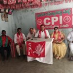 కాకునూరి మహేందర్ ను సన్మాననించి న కుంభం
