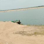 తాళ్లపూడిలో కాలువ గట్టుపై పెరుగుతున్న కబ్జాలు – అధికారుల నిర్లక్ష్యమా?