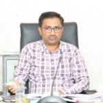 భుజాలపై.. మృతదేహం ఆసుపత్రి వద్ద ఆవేదన*