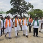 ధాన్యం కొనుగోలు కేంద్రాన్ని పరిశీలించిన బీజేపీ కిసాన్ మోర్చా ప్రతినిధి బృందం