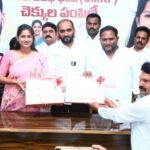 బస్సులో మర్చిపోయిన బంగారు ఆభరణాల బ్యాగ్… నిజాయితీతో తిరిగి అందించిన RTC కండక్టర్