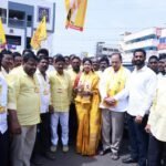 బద్వేల్ టీడీపీలో వర్గ విభేదాలు.. మహానాడు వేళ రాజకీయ వేడి..! వైఎస్సార్ కడప జిల్లా బద్వేల్ నియోజకవర్గ తెలుగుదేశం పార్టీలో అంతర్గత విభేదాలు మరోసారి బహిర్గతమయ్యాయి. టీడీపీ ఇంచార్జ్ రితీష్ కుమార్ రెడ్డి, డీసీసీ బ్యాంక్ చైర్మన్ సూర్యనారాయణ రెడ్డి మధ్య కొనసాగుతున్న వర్గ పోరు మహానాడు కార్యక్రమం సందర్భంగా మరింత చర్చనీయాంశమైంది. రేపు జరిగే మహానాడు ఏర్పాట్ల పూర్తి బాధ్యతలను పార్టీ అధిష్టానం సూర్యనారాయణ రెడ్డికి అప్పగించడంతో రితీష్ వర్గం కార్యక్రమానికి హాజరవుతుందా లేదా అన్న సందేహాలు వ్యక్తమవుతున్నాయి. రాయలసీమ జోనల్ ఇంచార్జ్ శ్రీనివాసుల రెడ్డి, పరిశీలకుడు నాగేంద్ర ఒకవైపు మొగ్గు చూపుతున్నారనే ప్రచారంతో సీనియర్ నాయకులు ఆందోళన వ్యక్తం చేస్తున్నారు. ప్రస్తుతం బద్వేల్ టీడీపీలో రాజకీయ పరిణామాలు ఉత్కంఠగా మారాయి.