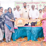 విశాఖలో భారీ వర్షం | నేలకొరిగిన స్వాగత ద్వారం, జలమయమైన రోడ్లు