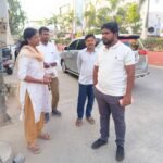ప్రయాణికుల దాహాన్ని తీర్చిన ట్రాఫిక్ సీఐ బెల్లం సత్యనారాయణ, నల్ల మల్ల రంజిత్