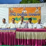 భువనగిరి పట్టణంలో వీధి కుక్కలు, కోతుల స్వైరవిహారం.. కమిషనర్‌కు BRS వినతి