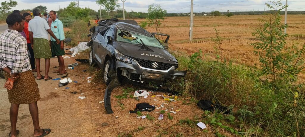 ప్రమాదంలో నుజ్జునుజ్జు అయిన కారు