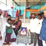 పెట్రోల్, డీజిల్ ధరల పెంపును వెంటనే తగ్గించాల ని సిపిఐ ఆధ్వర్యంలో ధర్నా వడ్ల కొనుగోళ్లలో రైతులను ఇబ్బంది పెట్టొద్దు