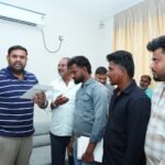 ఇసుక ట్రాక్టర్ బోల్తా.. వరి పంటకు భారీ నష్టం, 25 ట్రాక్టర్లు బంధించిన రైతులు