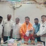 എം.എൽ.സി സിപ്പായി സുബ്രഹ്മണ്യം ഗംഗമ്മ ജാഥയിൽ പ്രത്യേക പൂജകൾ നടത്തുന്നു