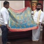 ഇന്ദ്രകീലാദ്രി ദേവിക്ക് തീപ്പെട്ടി വലിപ്പത്തിലുള്ള പട്ടുസാരി സമർപ്പിക്കുന്നു.