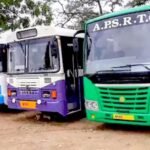 ഇന്ദ്രകീലാദ്രി ദേവിക്ക് തീപ്പെട്ടി വലിപ്പത്തിലുള്ള പട്ടുസാരി സമർപ്പിക്കുന്നു.