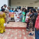 ശ്രീ കനക മഹാലക്ഷ്മി ദേവിക്ക് സ്വർണ്ണ പുഷ്പം സമർപ്പിക്കുന്നു