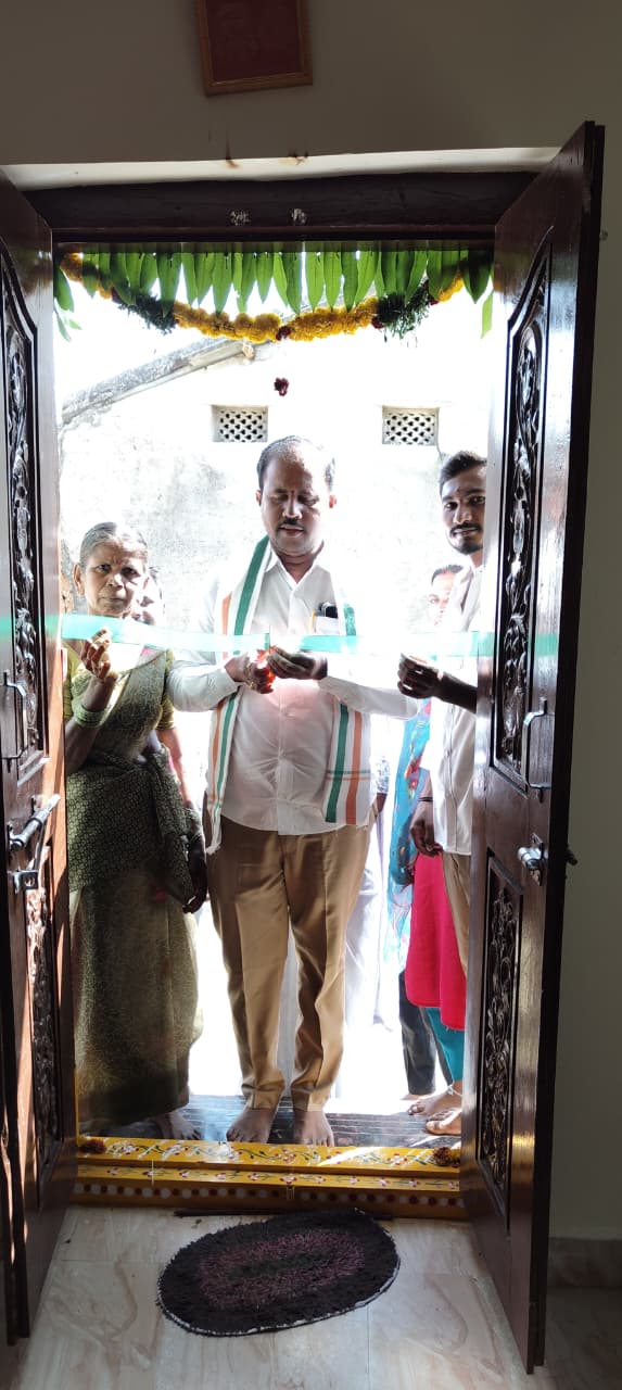 ఇందిరమ్మ ఇల్లును గృహప్రవేశం చేసి ప్రారంభించిన ముగ్దంపల్లి గ్రామ సర్పంచ్ శిగ నరేశ్ గౌడ్