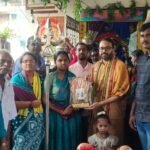 पूर्णिमा के उत्सव के दौरान श्रद्धा का भाव स्पष्ट रूप से दिखाई दिया – पोथुराज को सम्मानित किया गया और छात्र को पुरस्कृत किया गया।