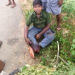 கார் கவிழ்ந்தது, மூவர் படுகாயம் அடைந்தனர்.