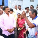పింఛ‌నుతో పాటు మామిడిపండ్ల‌ను అంద‌జేసిన‌ జిల్లా క‌లెక్ట‌ర్*
