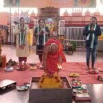 ஸ்ரீ கனக மகாலட்சுமி தேவிக்கு தங்க மலர் பிரசாதம்