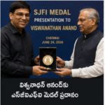 விஸ்வநாதன் ஆனந்திற்கு எஸ்.ஜே.எஃப்.ஐ பதக்கம் வழங்கப்பட்டது.