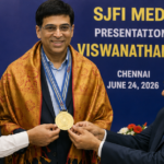വിശ്വനാഥൻ ആനന്ദിന് അഭിമാനകരമായ എസ്‌ജെ‌എഫ്‌ഐ മെഡൽ ലഭിച്ചു
