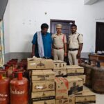 सथुपल्ली में अवैध रूप से गैस सिलेंडर और शराब जमा करने के आरोप में दो लोगों के खिलाफ मामला दर्ज किया गया है।