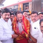 पूर्व उपराष्ट्रपति वेंकैया नायडू का खम्मम रेलवे स्टेशन पर भव्य स्वागत किया गया।