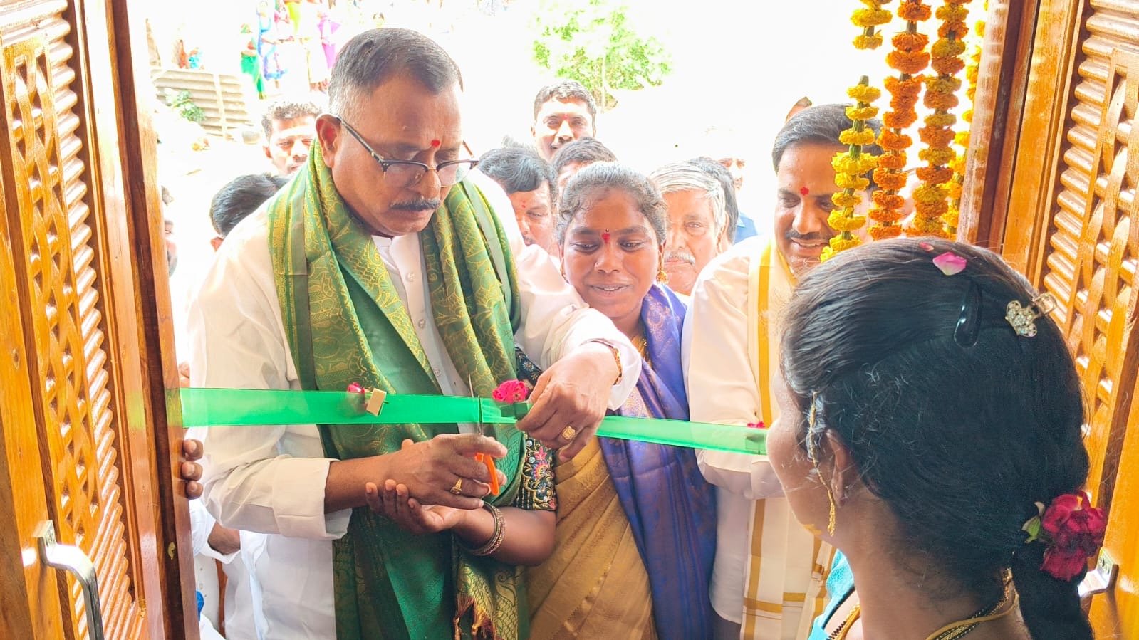 పెద్దాపూర్ గ్రామంలో ఇందిరమ్మ ఇండ్ల గృహప్రవేశం
