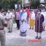 ಭೀಮಾವರಂ: ತೃತೀಯಲಿಂಗಿಗಳ ಅಸಭ್ಯ ವರ್ತನೆ ವಿರುದ್ಧ ಸಿಐ ಖಾಲಿ ಚರಣ್ ಎಚ್ಚರಿಕೆ ನೀಡಿದ್ದಾರೆ