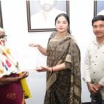 മരിച്ച കോവൂരിന്റെ കുടുംബത്തിന് എംഎൽഎ പ്രശാന്തി റെഡ്ഡി ഇൻഷുറൻസ് ചെക്ക് നൽകി.