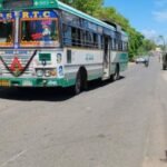 மயிரிழையில் தப்பிய விபத்து.. ஒரு ஸ்கூட்டி ஆர்.டி.சி. பேருந்தின் மீது மோதியது!