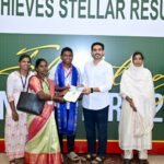 நந்தவரம் மாடல் பள்ளி மாணவர், அமைச்சர் லோகேஷிடம் இருந்து ஷைனிங் ஸ்டார் விருதைப் பெற்றார்.