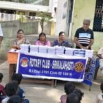 రోటరీ క్లబ్ ఆధ్వర్యంలో విద్యార్థులకు విద్యా సామాగ్రి పంపిణీ