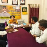 సాహో ఫౌండేషన్ ఆధ్వర్యంలో విద్యార్థులకు స్కాలర్‌షిప్‌లు,ల్యాప్‌టాప్‌ల పంపిణీ